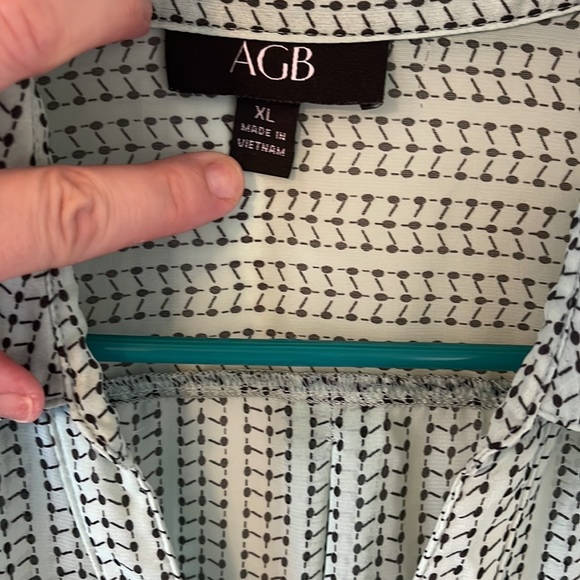 NWOT Fabulous Lightweight Top!😎 - Picture 3 of 5